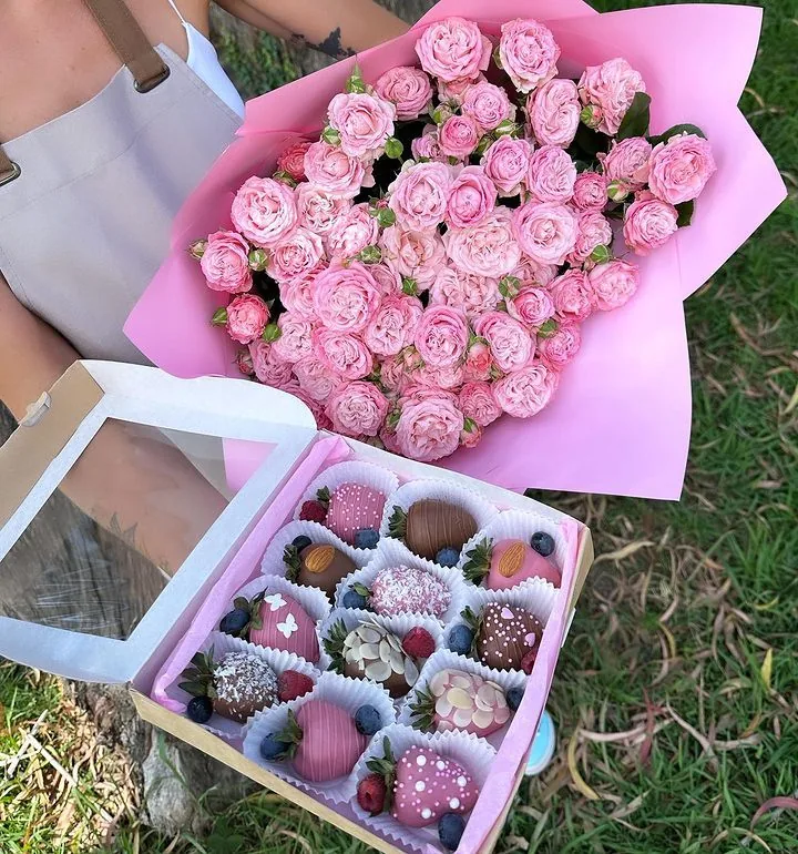 15 кустовых роз + набор клубники в шоколаде 12 штук