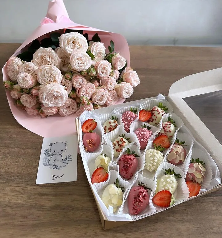 7 кустовых роз + набор из клубники в шоколадные 15 штук
