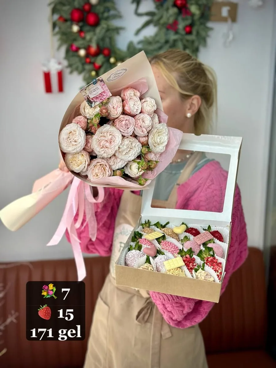 Идеальное Комбо: 7 Кустовых Роз + 15 Клубник в Шоколаде