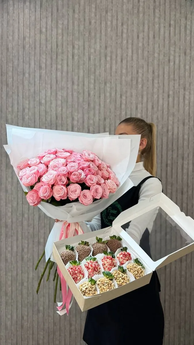 Комбо: Кустовая роза 15шт + клубника в шоколаде