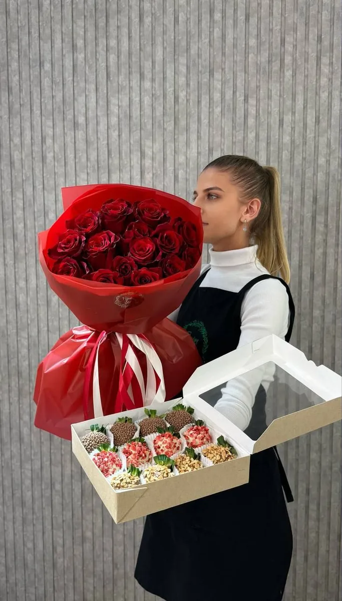 Комбо: Одноголовая роза 15шт + клубника в шоколаде 12 шт