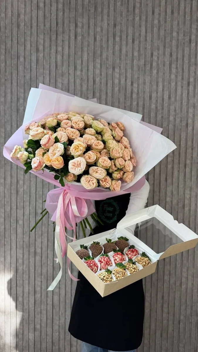 Комбо: Кустовая роза 25 шт + клубника в шоколаде