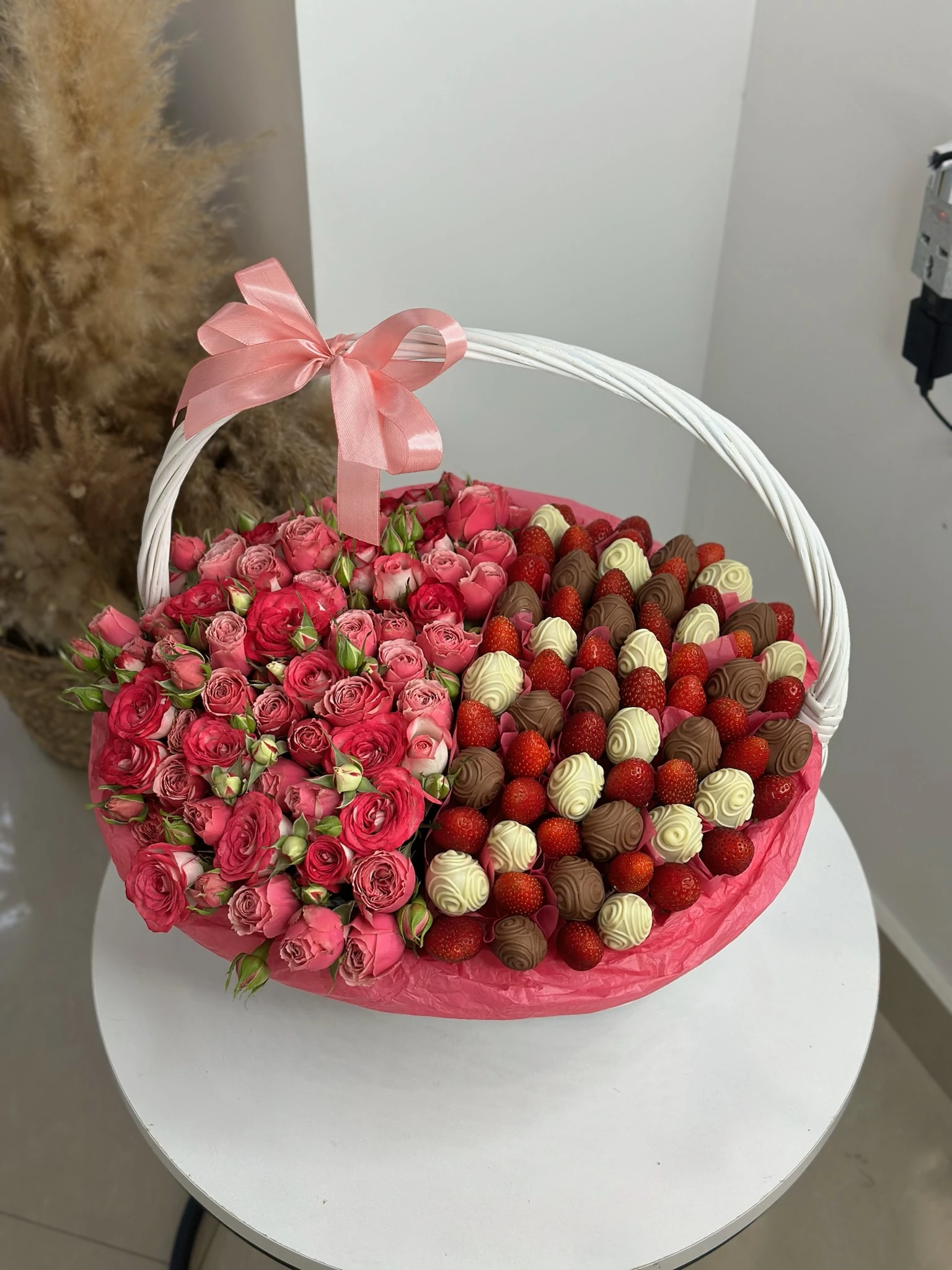 Корзина с клубникой в шоколаде и цветами