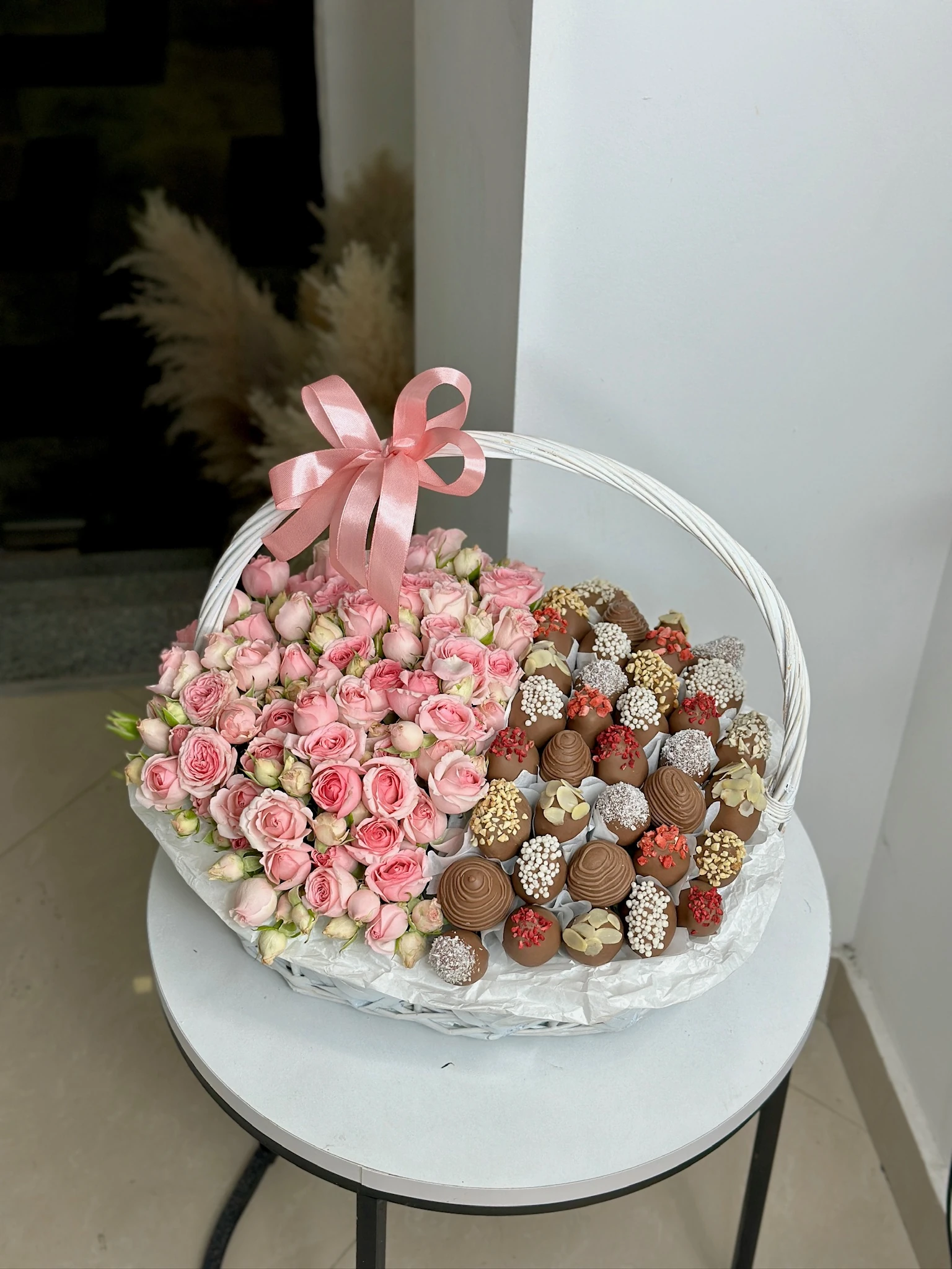 Корзина с клубникой в шоколаде и цветами