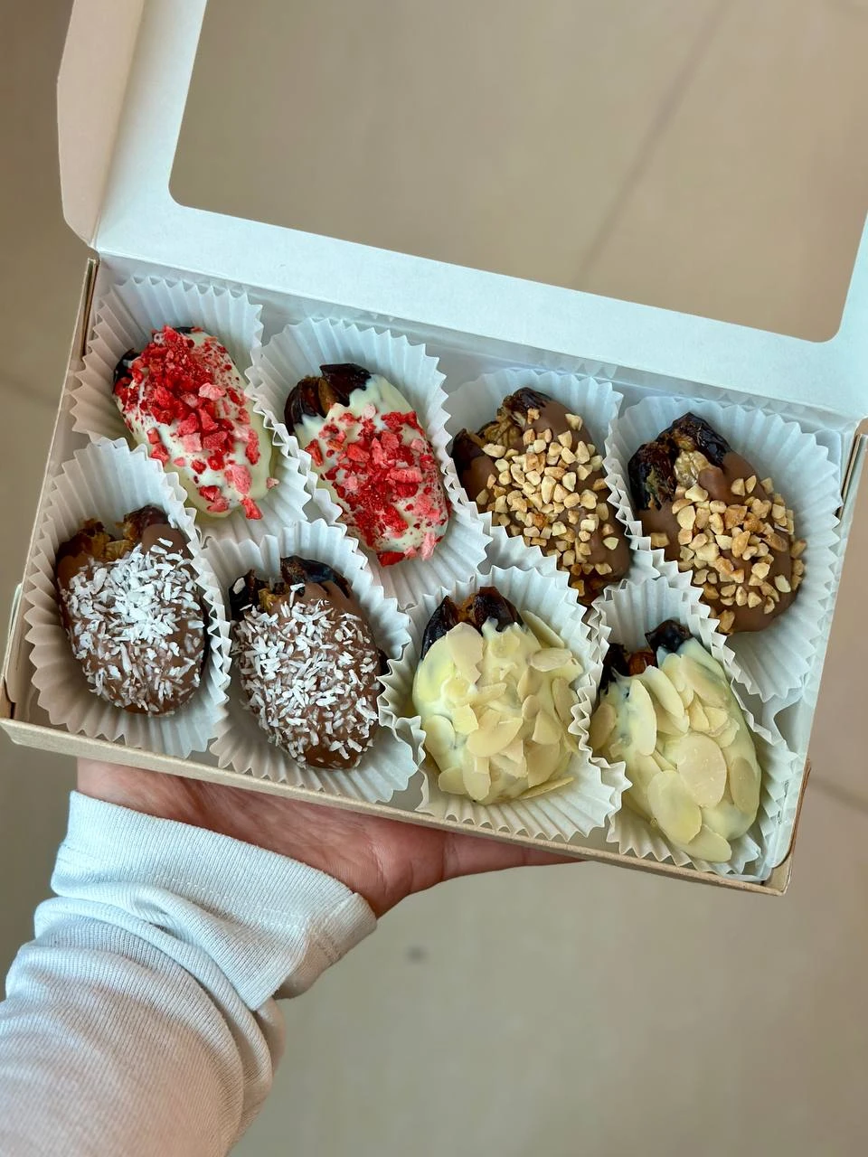 Финики в молочном и белом бельгийском шоколаде
